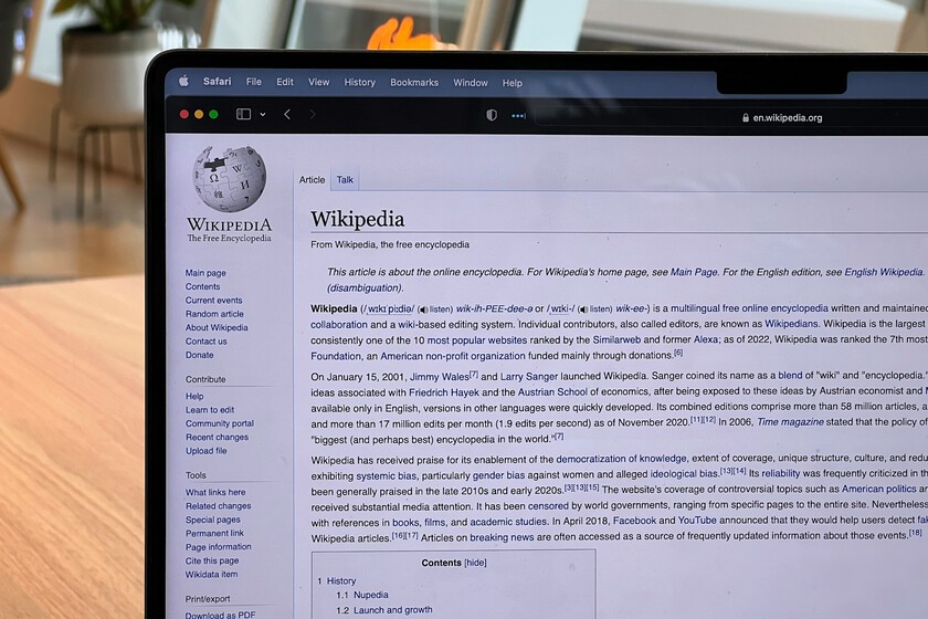 La IA prometía ayudar a traducir artículos de Wikipedia: terminó colando errores y referencias que no cuadraban