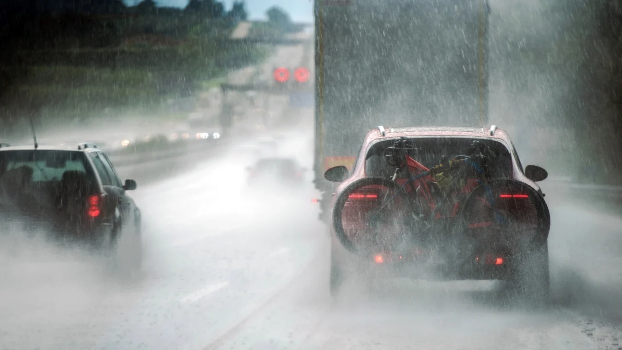 Llevo varias décadas conduciendo con lluvia y estas son las dos claves que de verdad pueden salvarte en la carretera