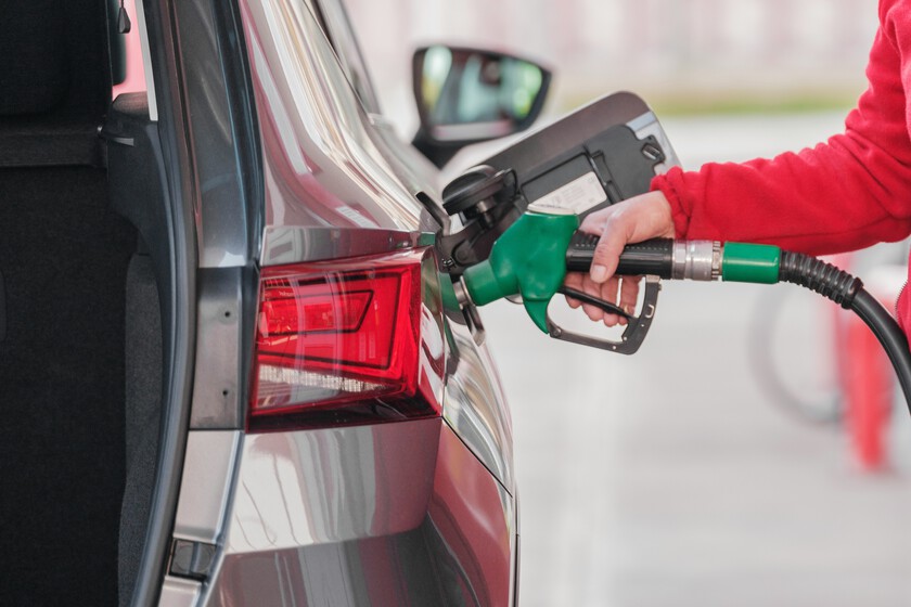 Con la gasolina en modo cohete, la duda es qué puede hacer el Gobierno: subvenciones, impuestos y transporte público