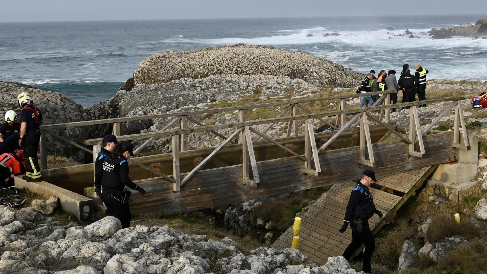 Santander expedienta al policía local que no actuó tras un aviso que alertaba del mal estado de la pasarela: "No hizo su trabajo"