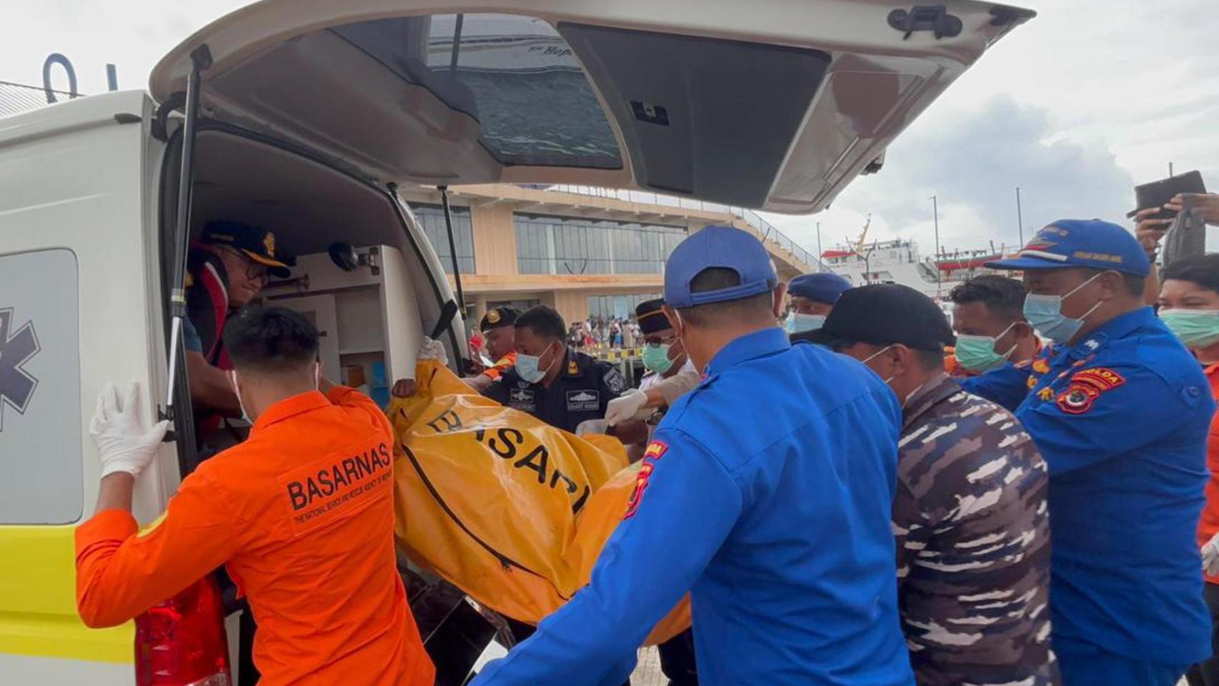 Detienen al capitán del barco que naufragó en Indonesia con una familia española a bordo: se enfrenta a cinco años de cárcel