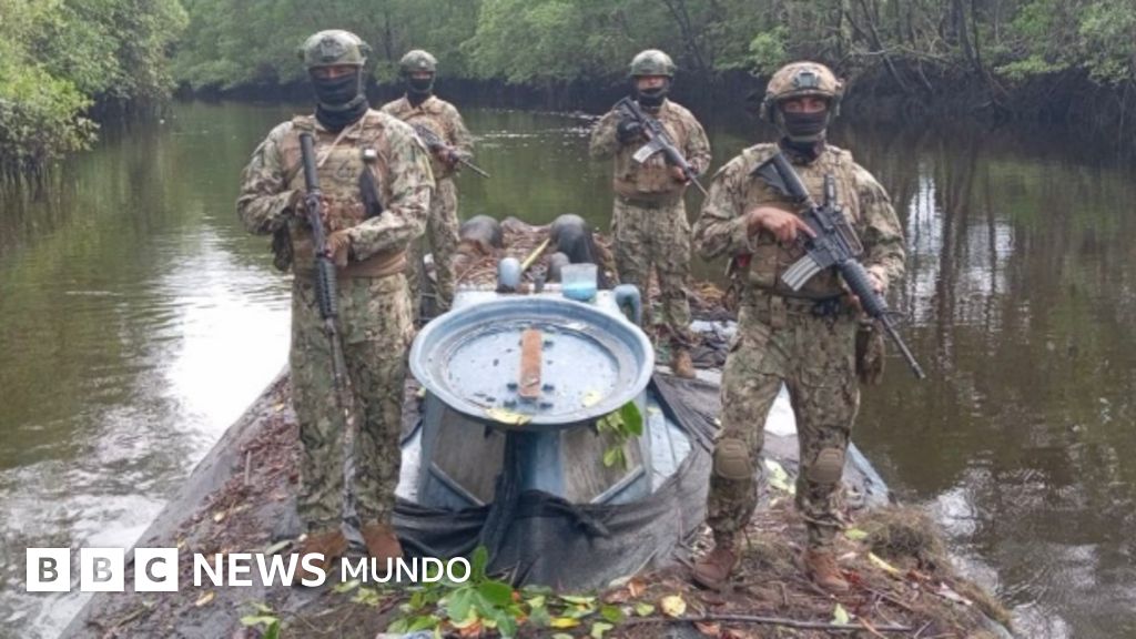 El ejército de Ecuador incauta un "narcosubmarino" de 35 metros de largo cargado de combustible