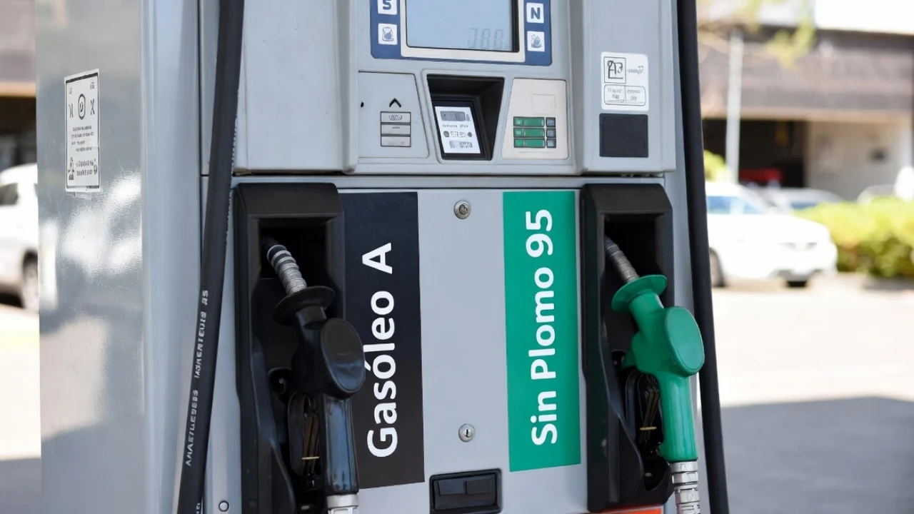 Llenar el depósito cuesta más de 10 € extra en solo una semana: así ha subido la gasolina (y no veas el diésel) con la guerra de Irán