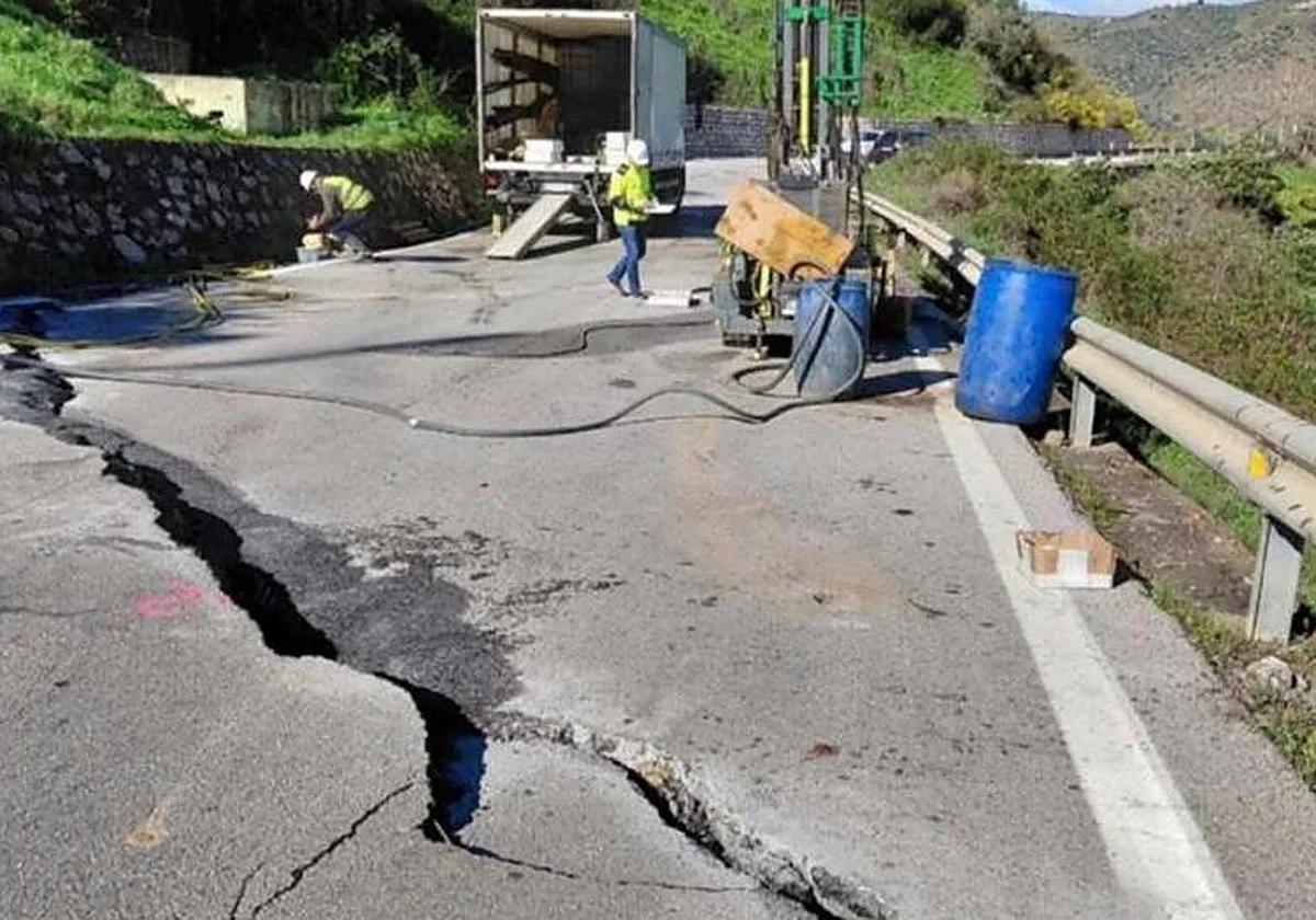 La carretera A-7206 seguirá cortada al menos 40 días por un deslizamiento en Sayalonga