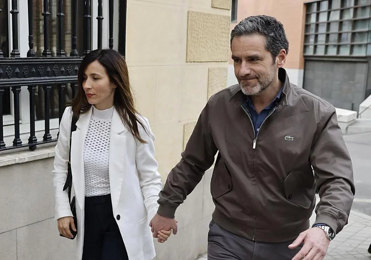 Borja Sémper retoma la vida pública en ARCO junto a Bárbara Goenaga