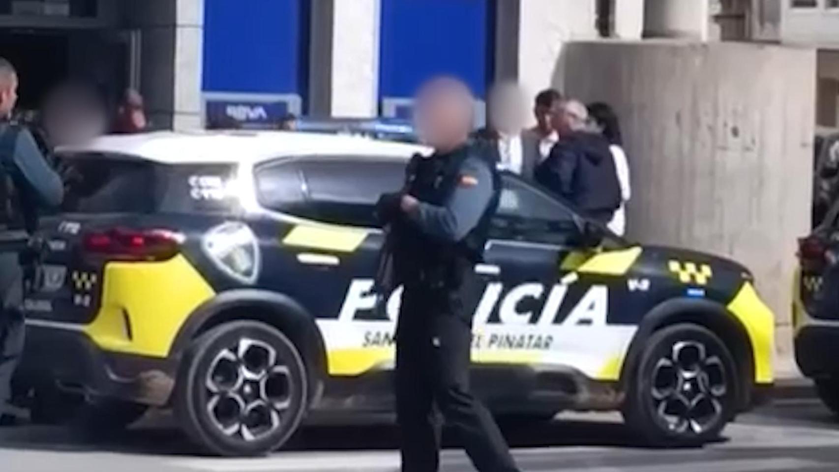 Un menor de 14 años y un chico de 18, detenidos por atracar un banco con rehenes en Murcia: "Nos metieron en el sótano"