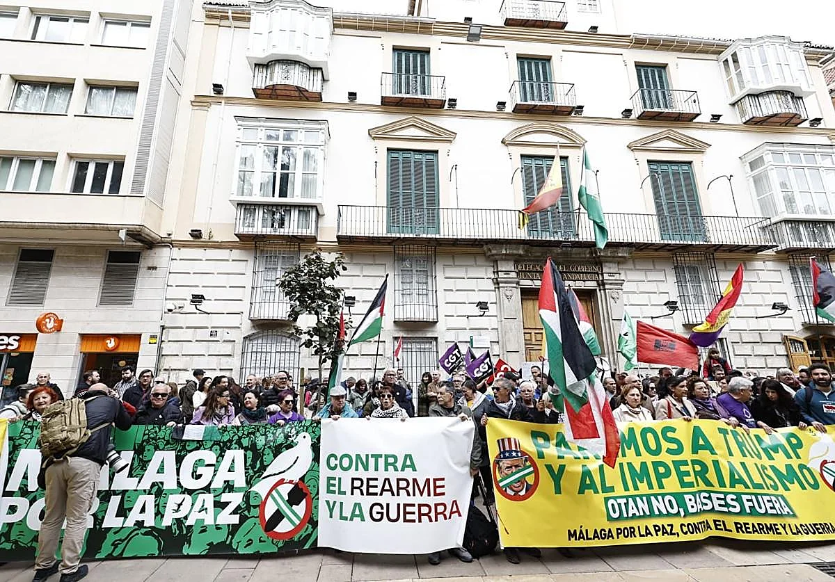 La concentración contra la guerra en Málaga recupera los lemas pacifistas de los últimos cuarenta años