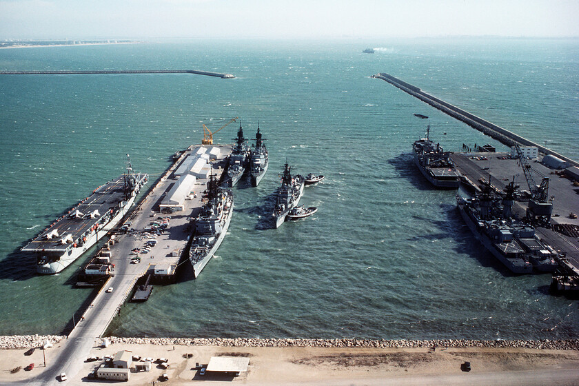 El mismo día que EEUU amenazó a España y dijo que no necesitaba la base de Rota, EEUU invirtió 13 millones en ampliar la base de Rota