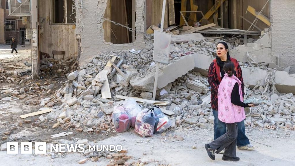 Puntos de control en la calles y filas para comprar pan: qué pasa en Irán conforme se intensifican los ataques que dejan ya 1.100 civiles muertos