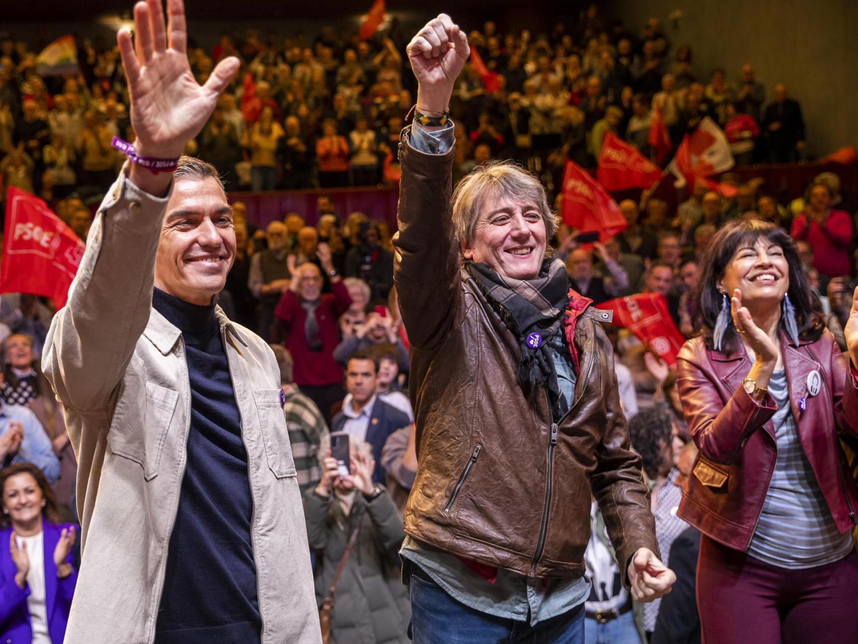 Sánchez usa el 'No a la guerra' para reflotar la campaña de CyL y Aznar le acusa de connivencia con el terrorismo de Irán