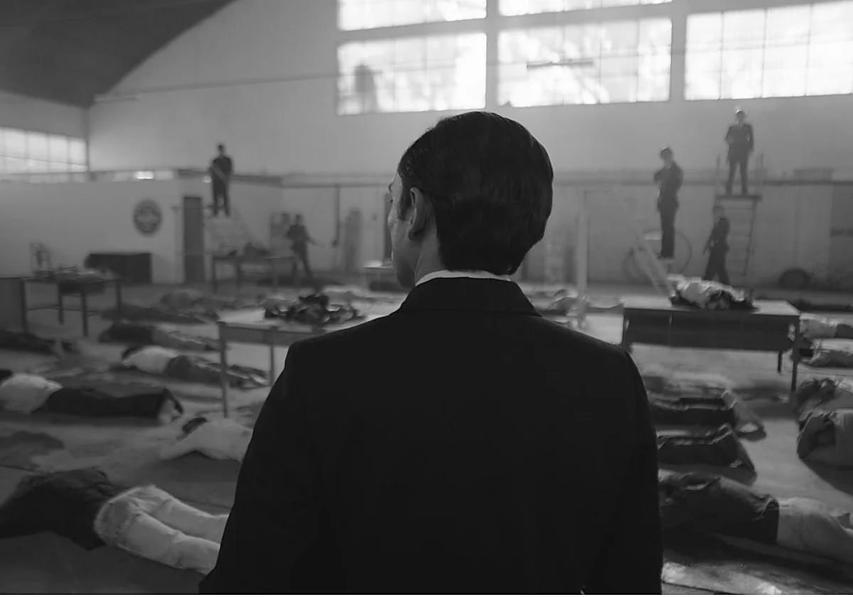 'Hangar rojo' y 'Corredora': pequeñas historias, grandes dramas