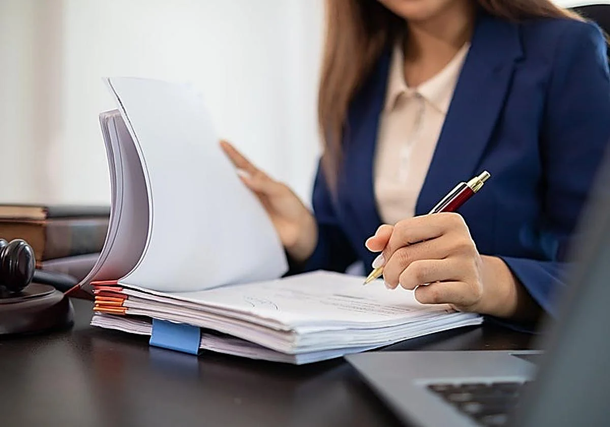 Una dependienta consigue la incapacidad permanente total tras una incapacidad parcial que le negó el INSS