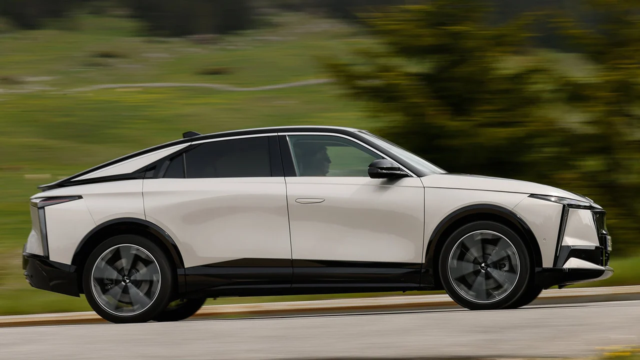 Ni SUV ni sedán, este coche es difícil de definir pero derrocha lujo y, con 6.000 € de rebaja, es un duro rival para BYD y Tesla