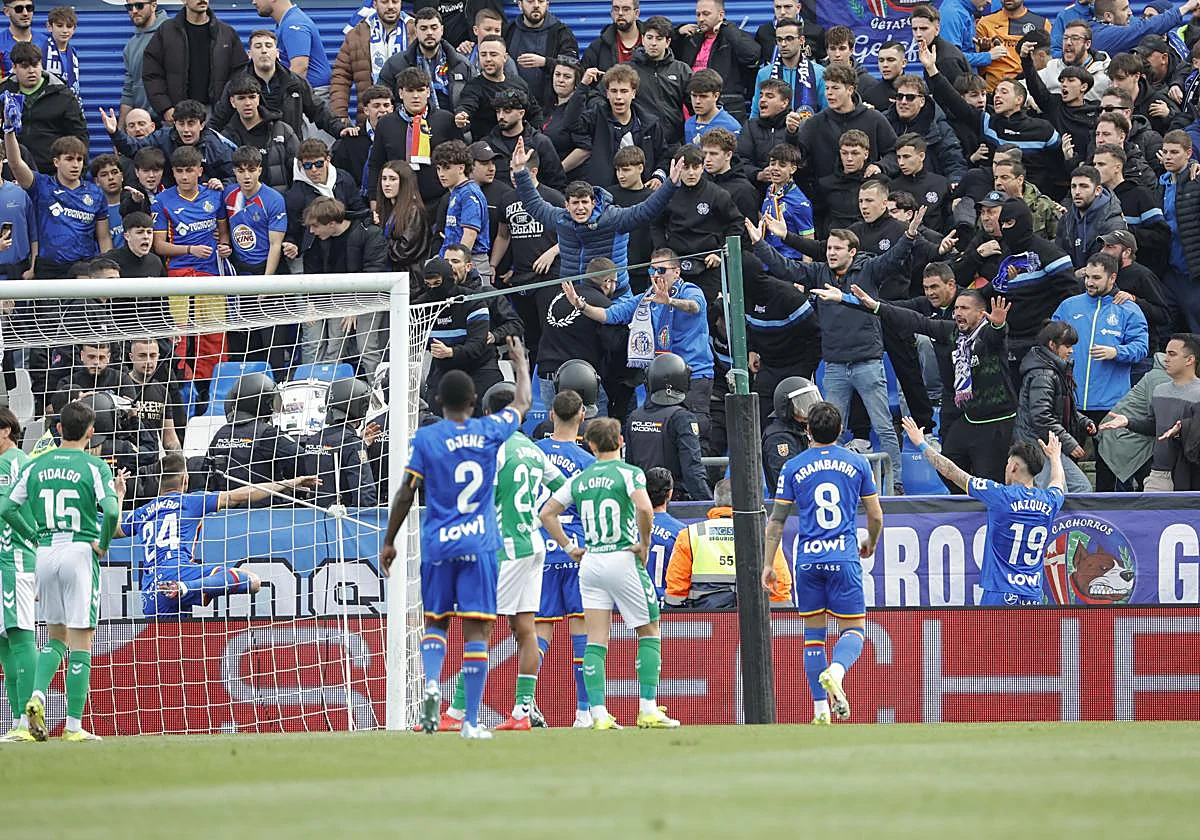 Una pelea entre aficionados obliga a parar el Getafe - Betis