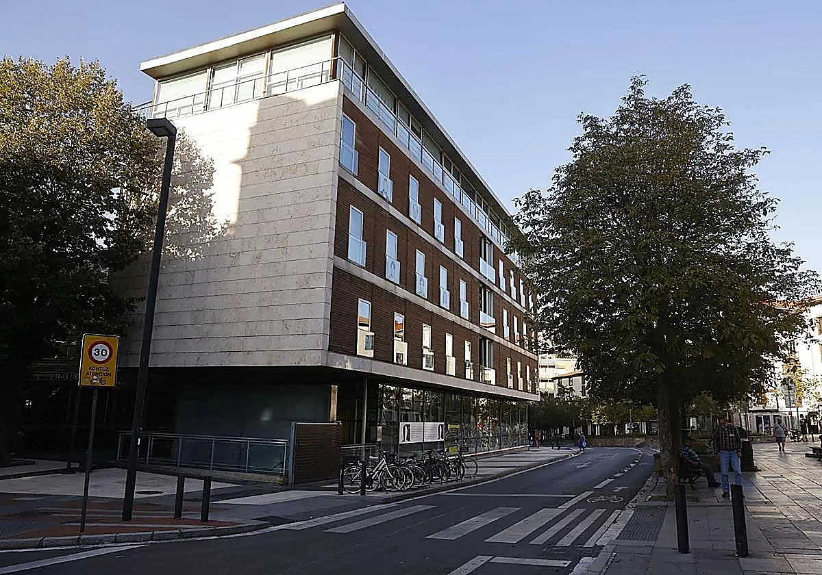 Detienen a tres menores en Vitoria por agredir a dos jóvenes «por su condición de homosexuales»