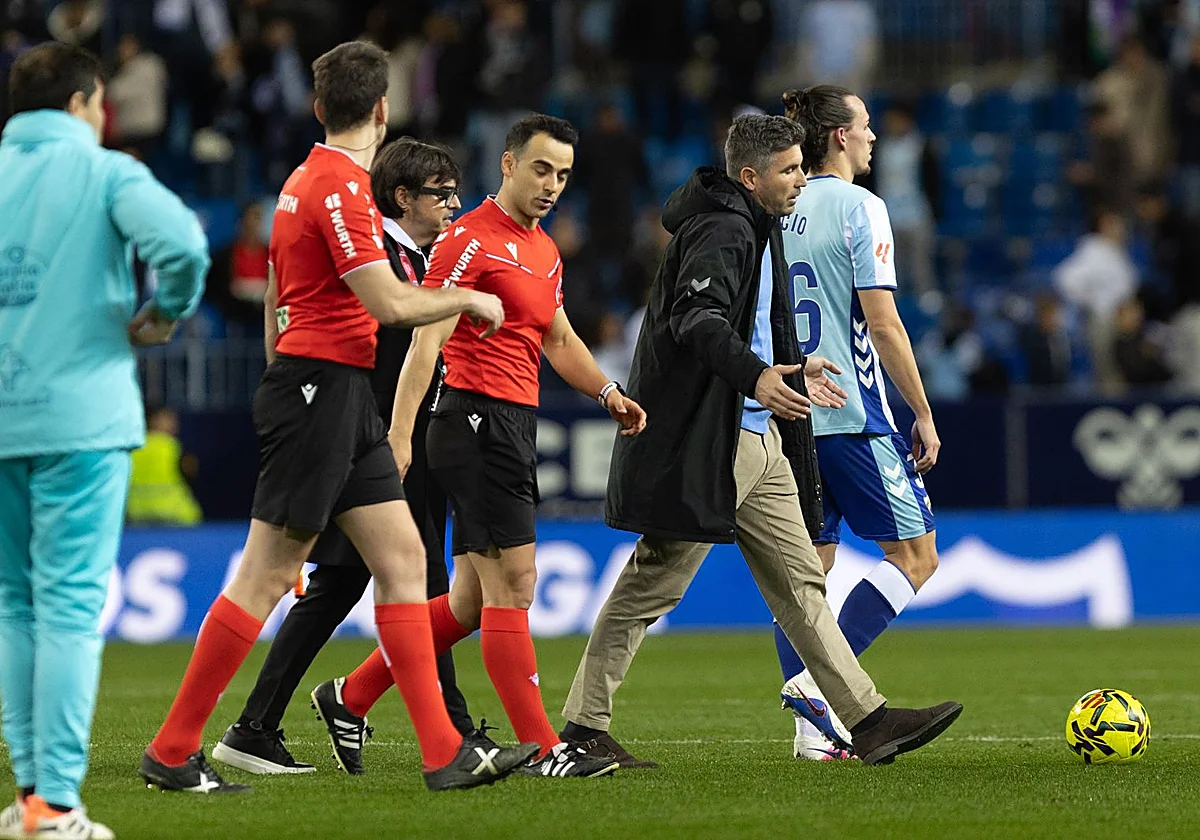 El árbitro del Málaga-Valladolid incluye en el acta un botellazo recibido al abandonar el campo