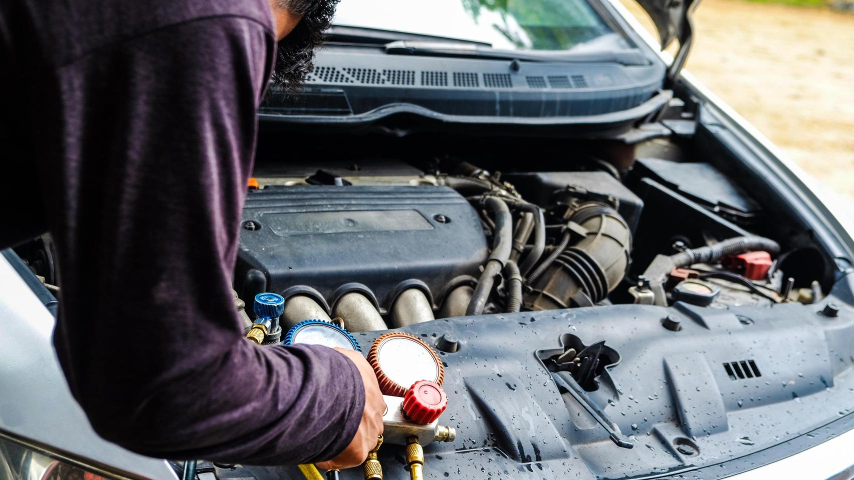 La DGT advierte: multa de hasta 3.000 euros por reparar el coche en la calle con algunas excepciones