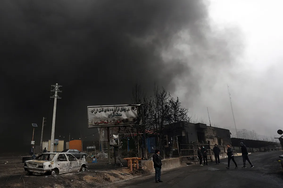 Israel ataca las reservas de petróleo iraníes y amenaza la producción