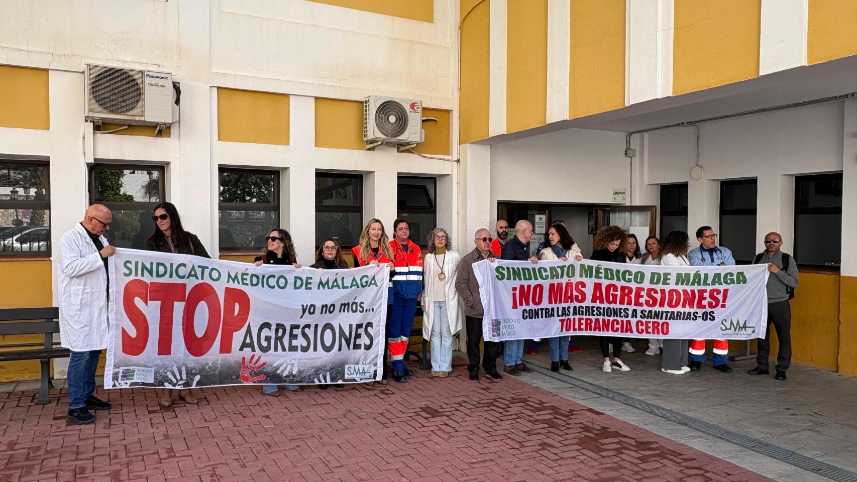 Una paciente golpea en el pecho y con una muleta a un médico en el centro de salud de Torrox (Málaga)