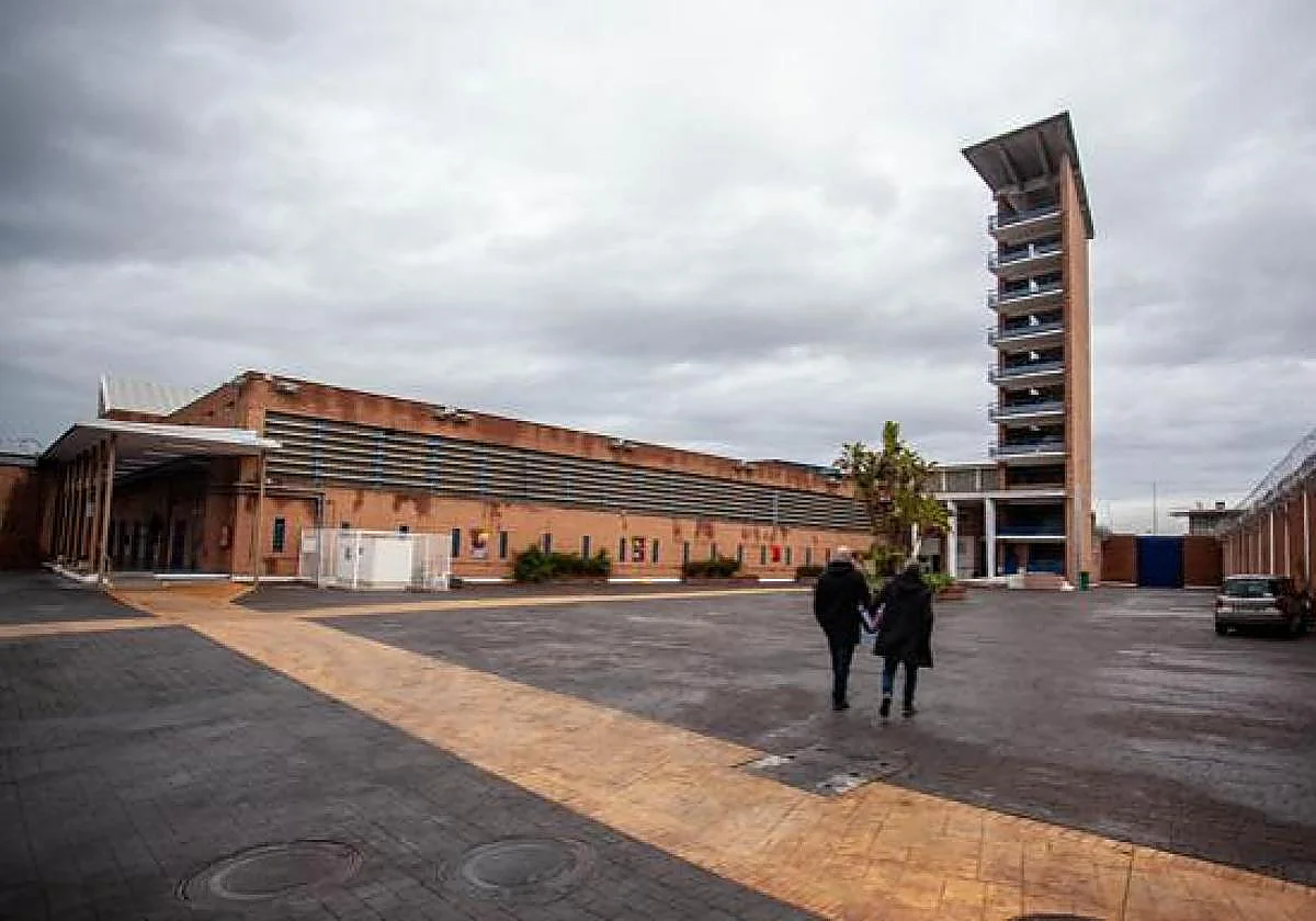 Un reo muerde a un funcionario en la cárcel de Alhaurín en una jornada de máxima tensión