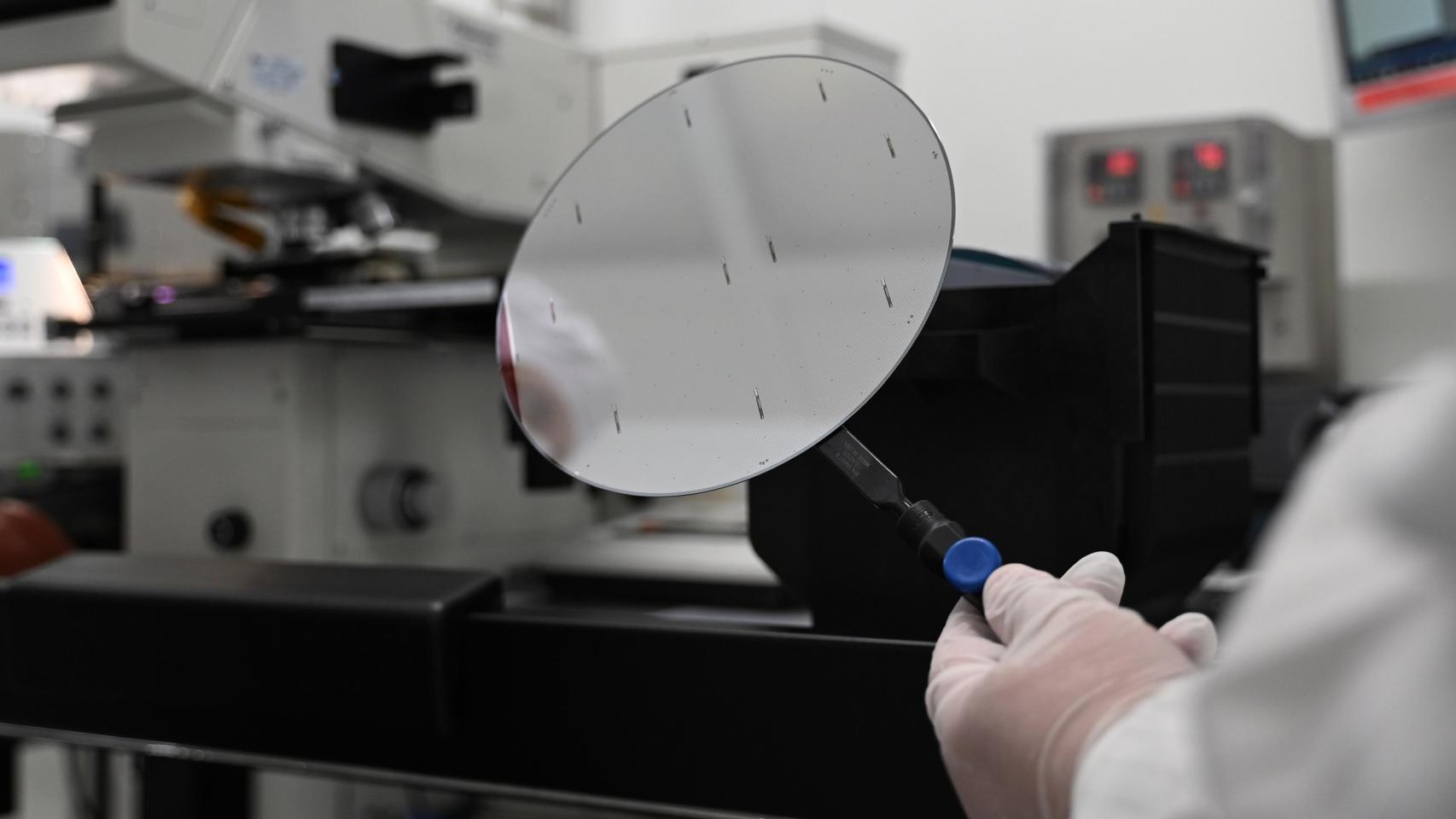 China advierte sobre una posible nueva crisis global de semiconductores y acusa a Países Bajos de provocarla