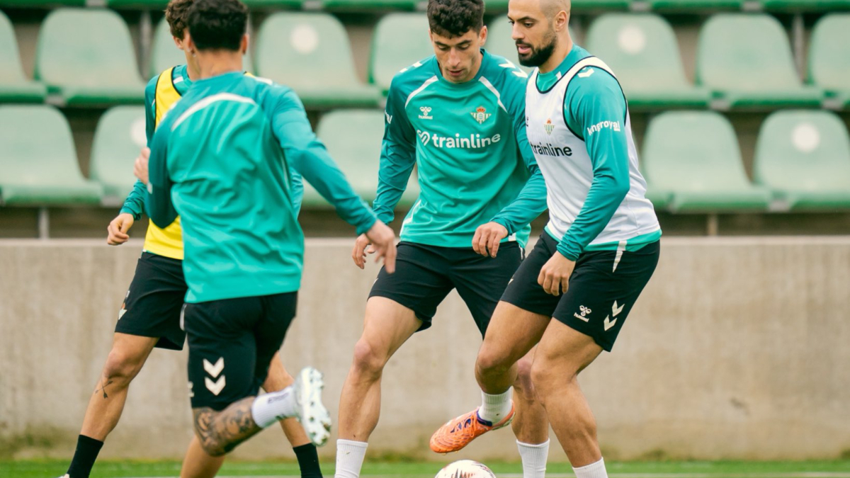 Amrabat se incorpora parcialmente a los entrenamientos con el grupo