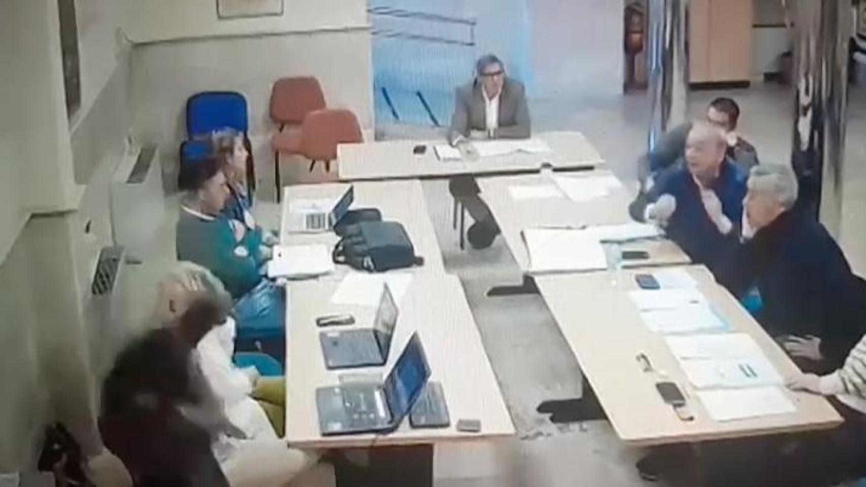 Un concejal del PSOE agrede a otro de Vox arrojándole un café al grito de "fascista" y lo justifica: "Me has llamado vago"