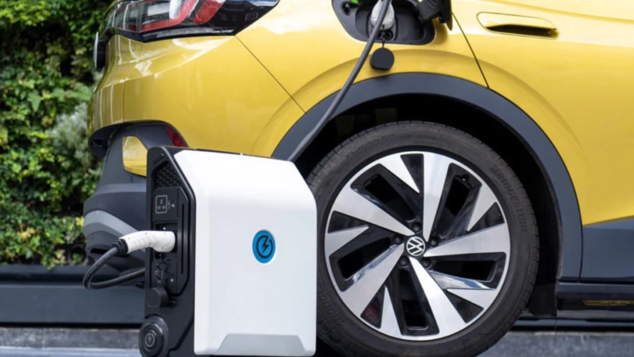 El miedo a los apagones invernales dispara la venta de baterías portátiles para el coche: qué son y cuándo funcionan de verdad