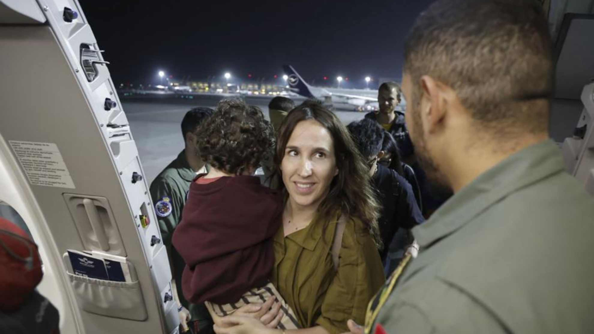 La Federación Española de Fútbol fleta un avión y saca de la zona de conflicto a 180 personas