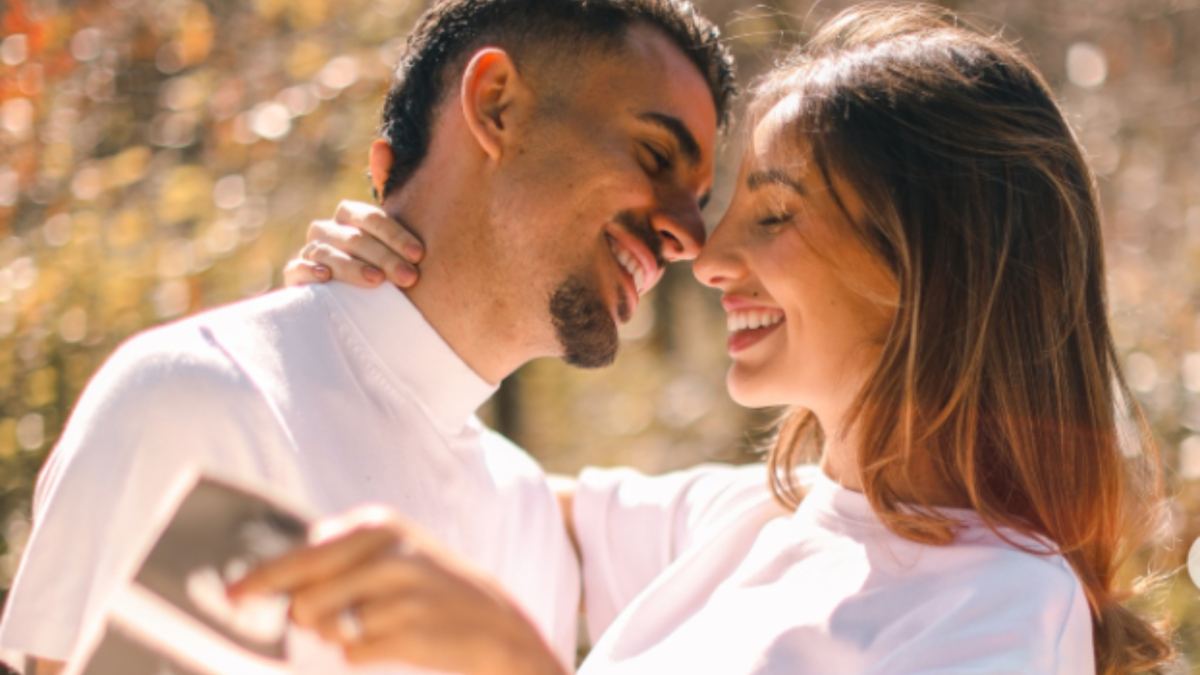 Dani Ceballos y Luna Serrat, nieta de Joan Manuel, serán padres y lo anuncian con una particular fórmula matemática: "1+1= 4"