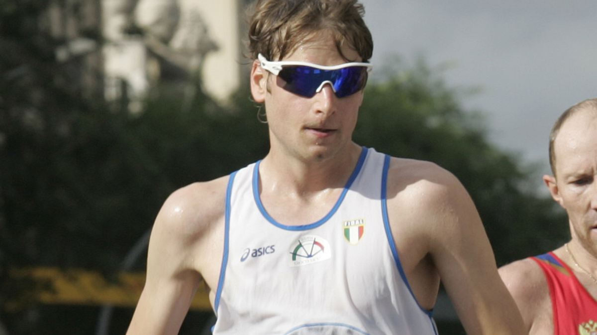 El oro olímpico de marcha que volvió tras dos positivos y con 41 años le descalifican cuando va primero