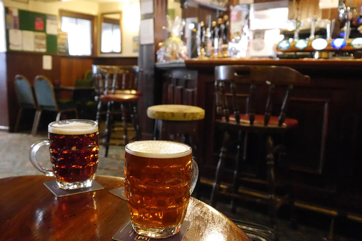 Los pubs de Reino Unido brindan por la alegría de las fiestas navideñas