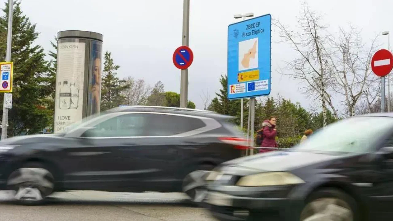 Madrid recula y permitirá seguir circulando a los coches sin etiqueta, pero solo si cumplen con los requisitos