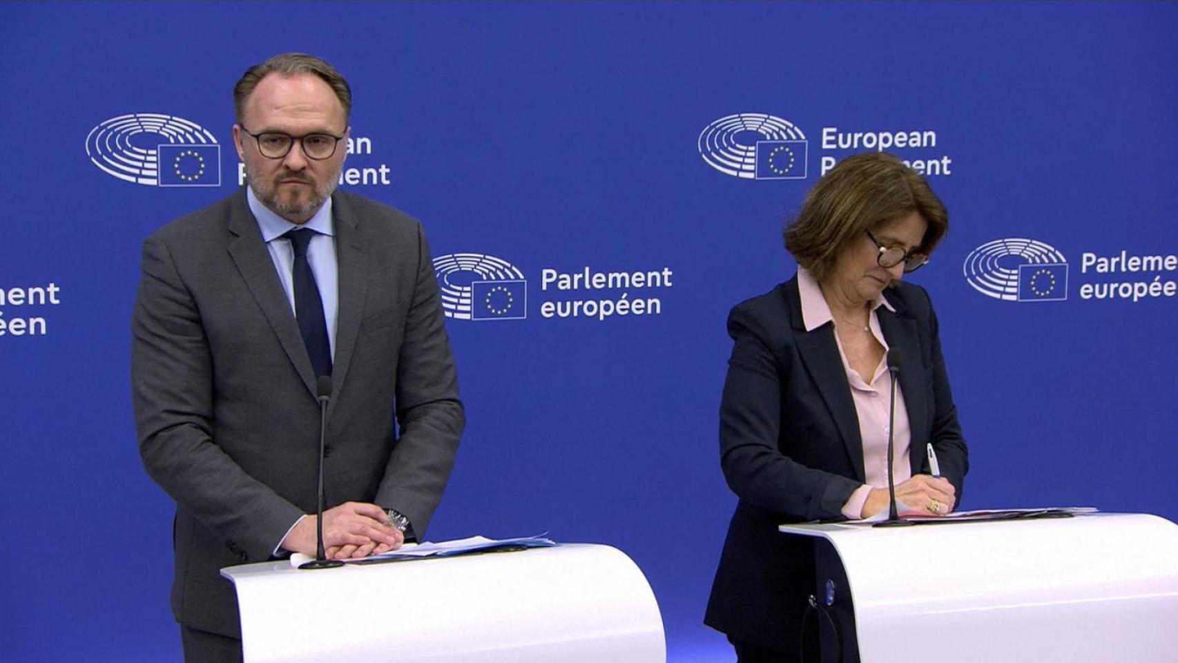 Bruselas pide a los Gobiernos reducir al mínimo el IVA y las tasas a la electricidad para abaratar la factura