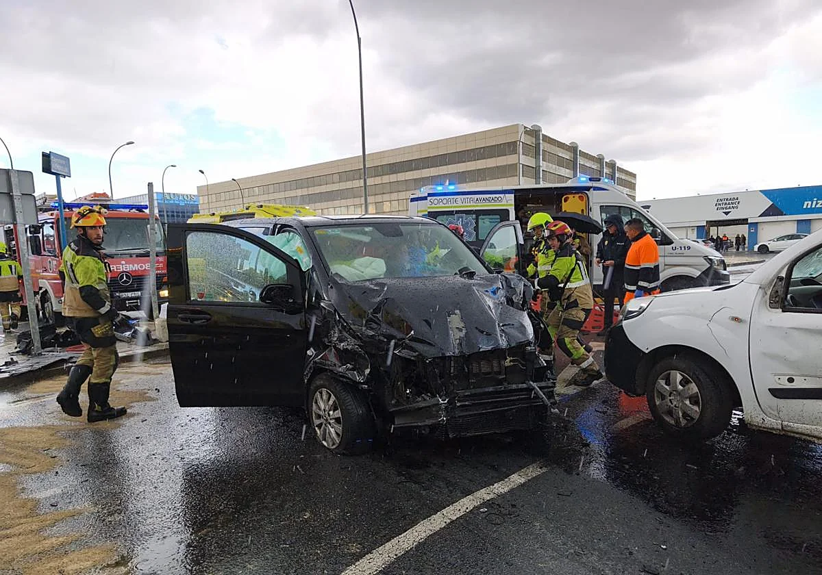Cinco heridos en un accidente múltiple en la rotonda del aeropuerto de Málaga