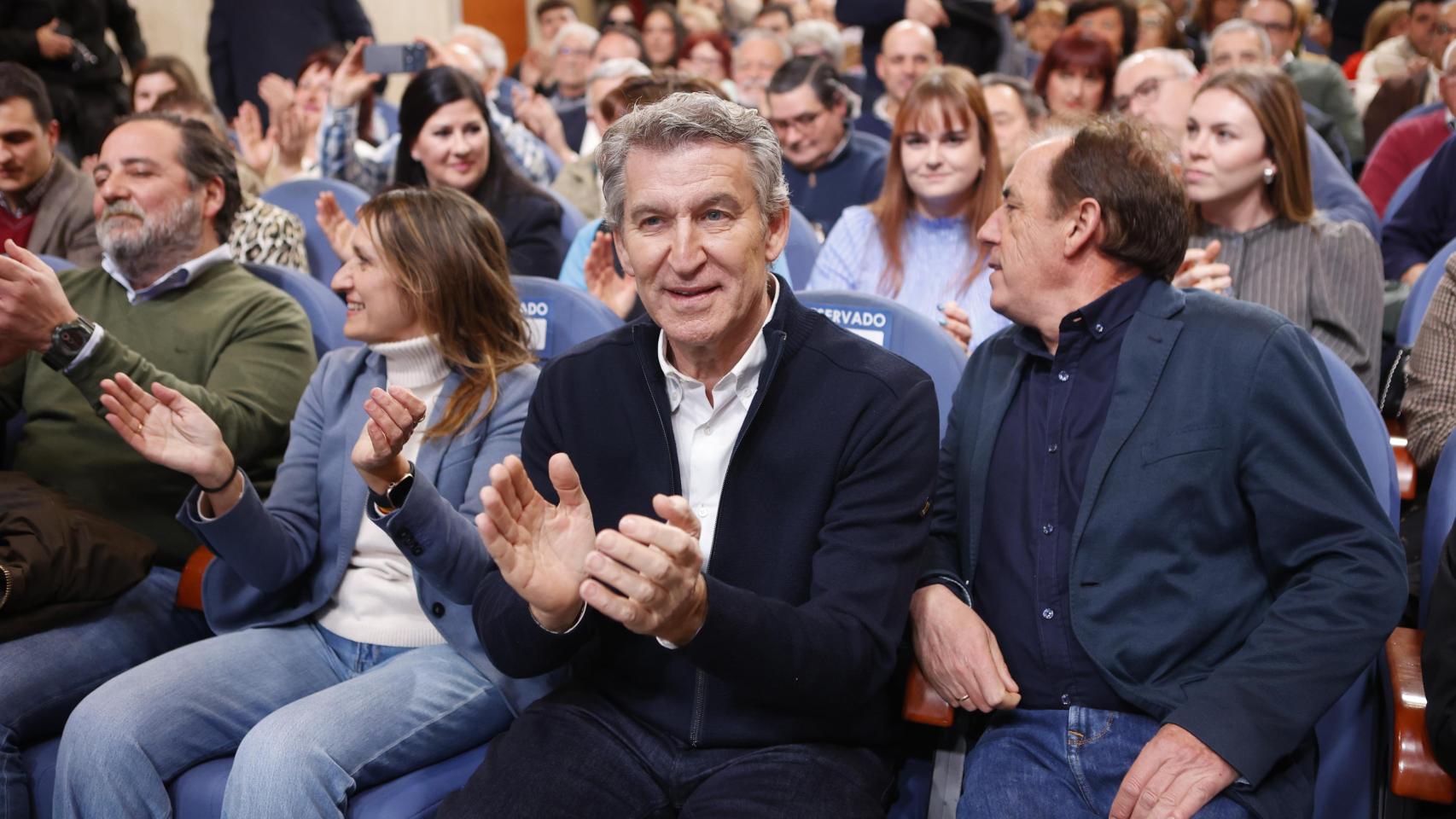 Feijóo ironiza con el “superhéroe” Sánchez y sus 700 asesores: "Este señor tiene una agencia de publicidad"