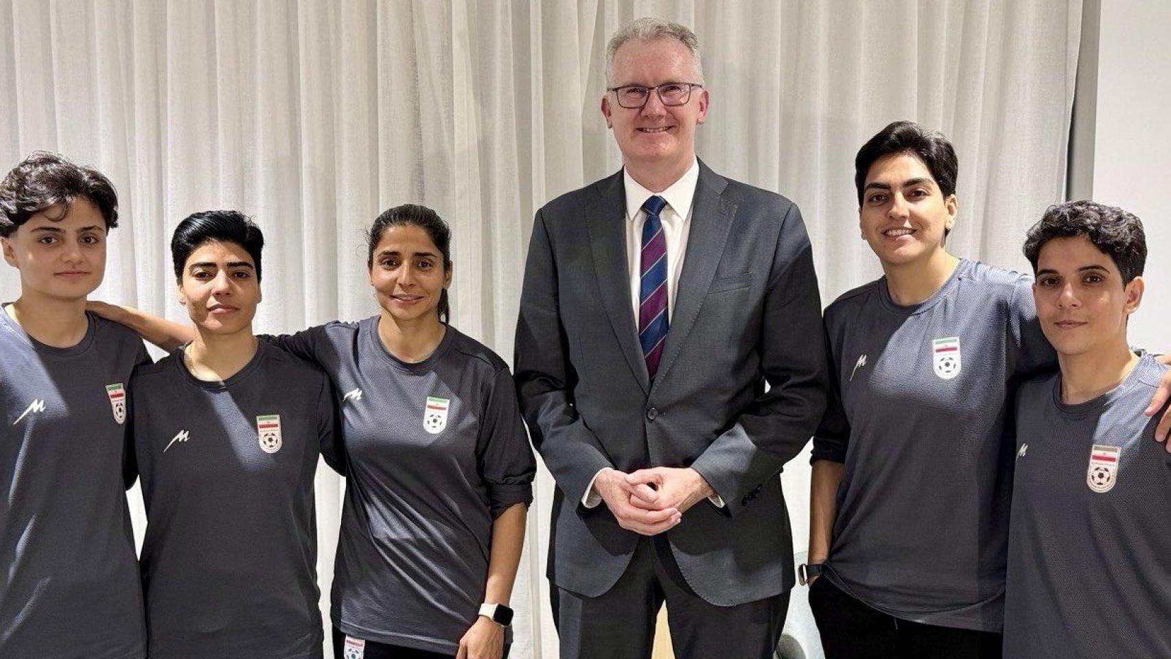 Cinco futbolistas de Irán solicitan asilo en Australia después de negarse a cantar el himno de su país