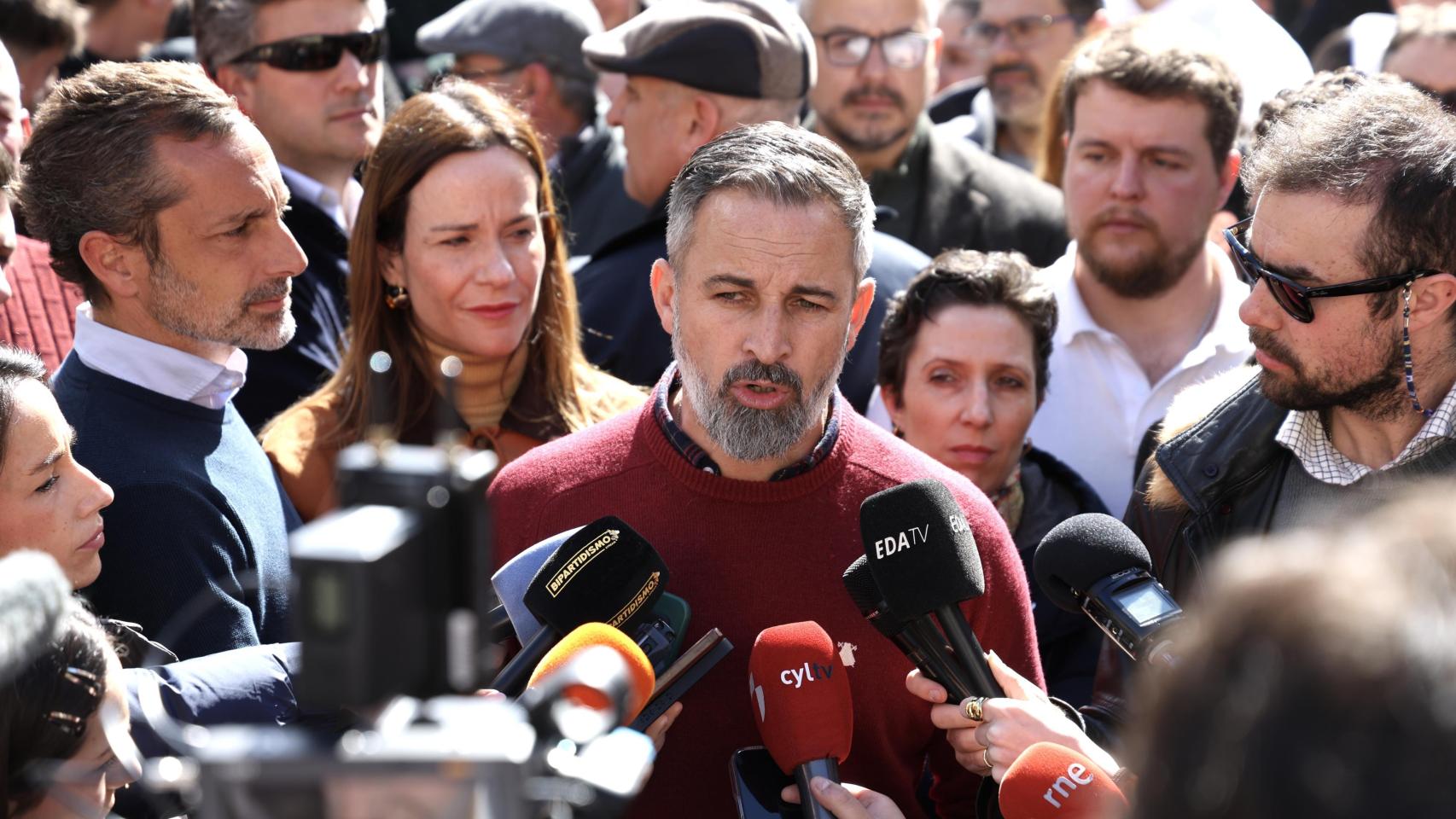 Abascal dice que la novia de Pollán es "funcionaria con plaza" pero es de libre designación: su sueldo subió un 64%