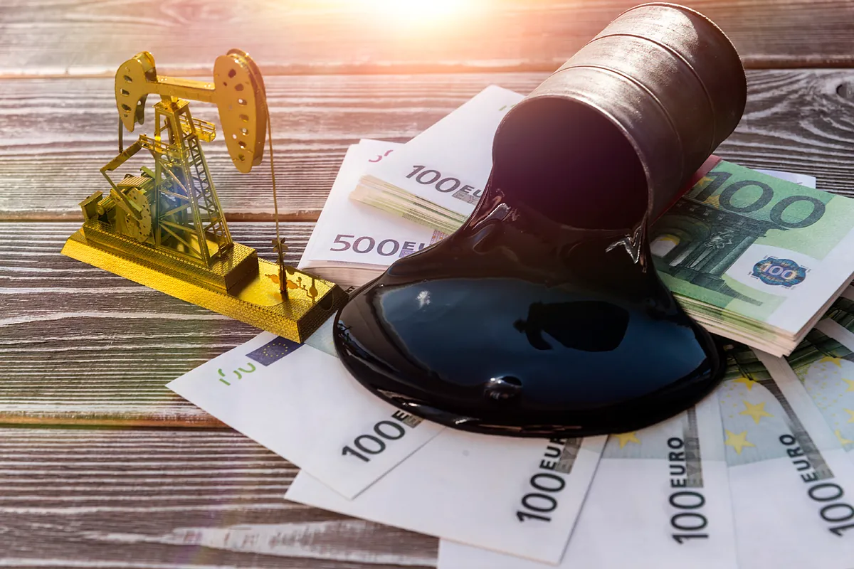 El precio del petróleo se contiene cerca de los 90 dólares con el carburante disparado