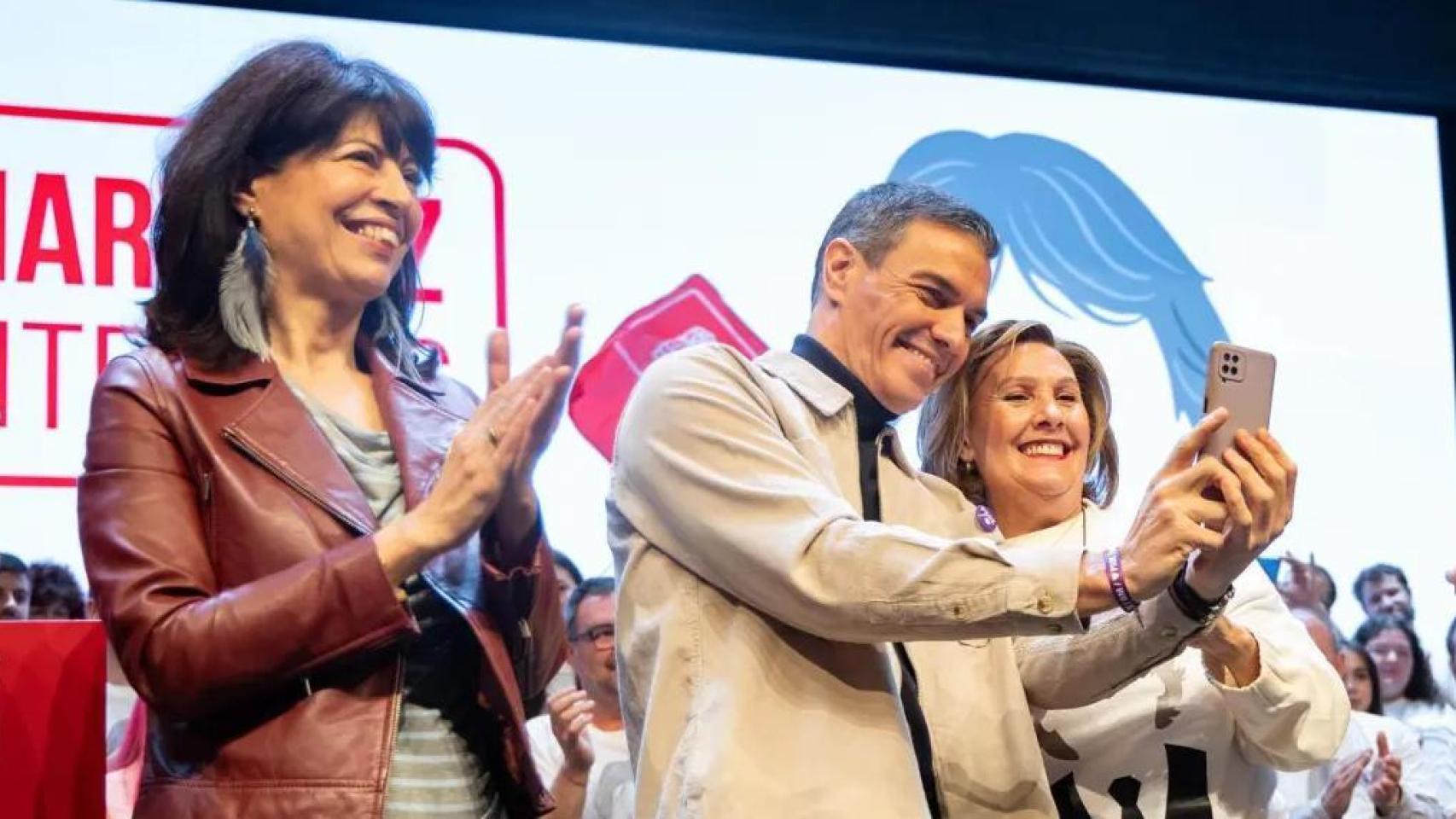 Ana Redondo bate el récord de peloteo con el "Sánchez superhéroe" y Feijóo se burla: "¿Y necesita 700 asesores?"