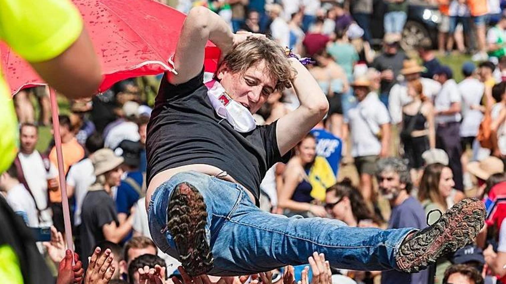 Carlos Martínez, el candidato del PSOE acusado de enchufar a familiares que imitó al Papa con una escobilla: "Es de pan y circo"