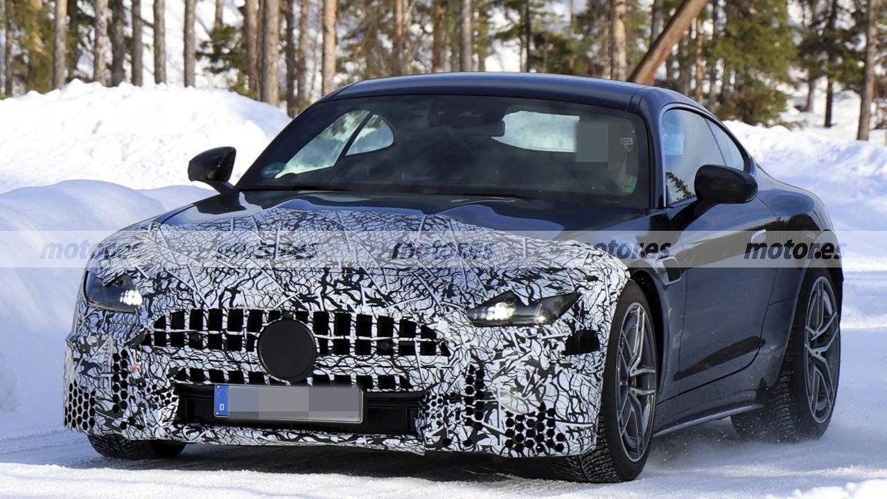 El nuevo Mercedes-AMG GT Coupé 2027 se estrena en las pruebas de invierno con un importante cambio en su gama