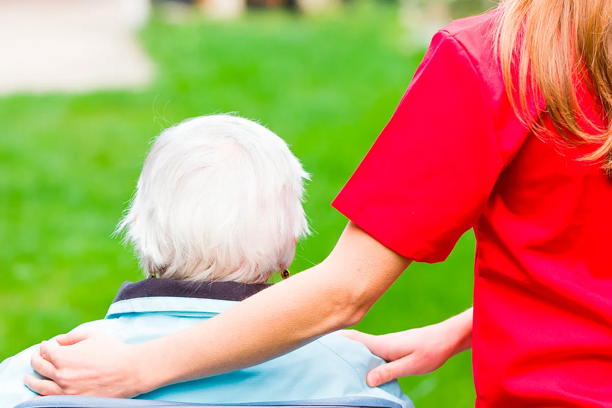Un biomarcador detectable en análisis de sangre se asocia con más riesgo de demencia en mujeres mayores