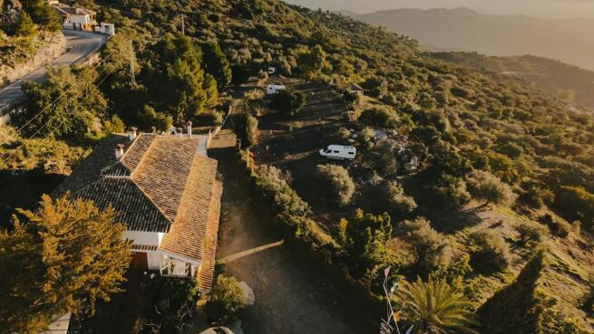 Disfruta de 2 noches de parcela en el Camping Comares por solo 20 euros