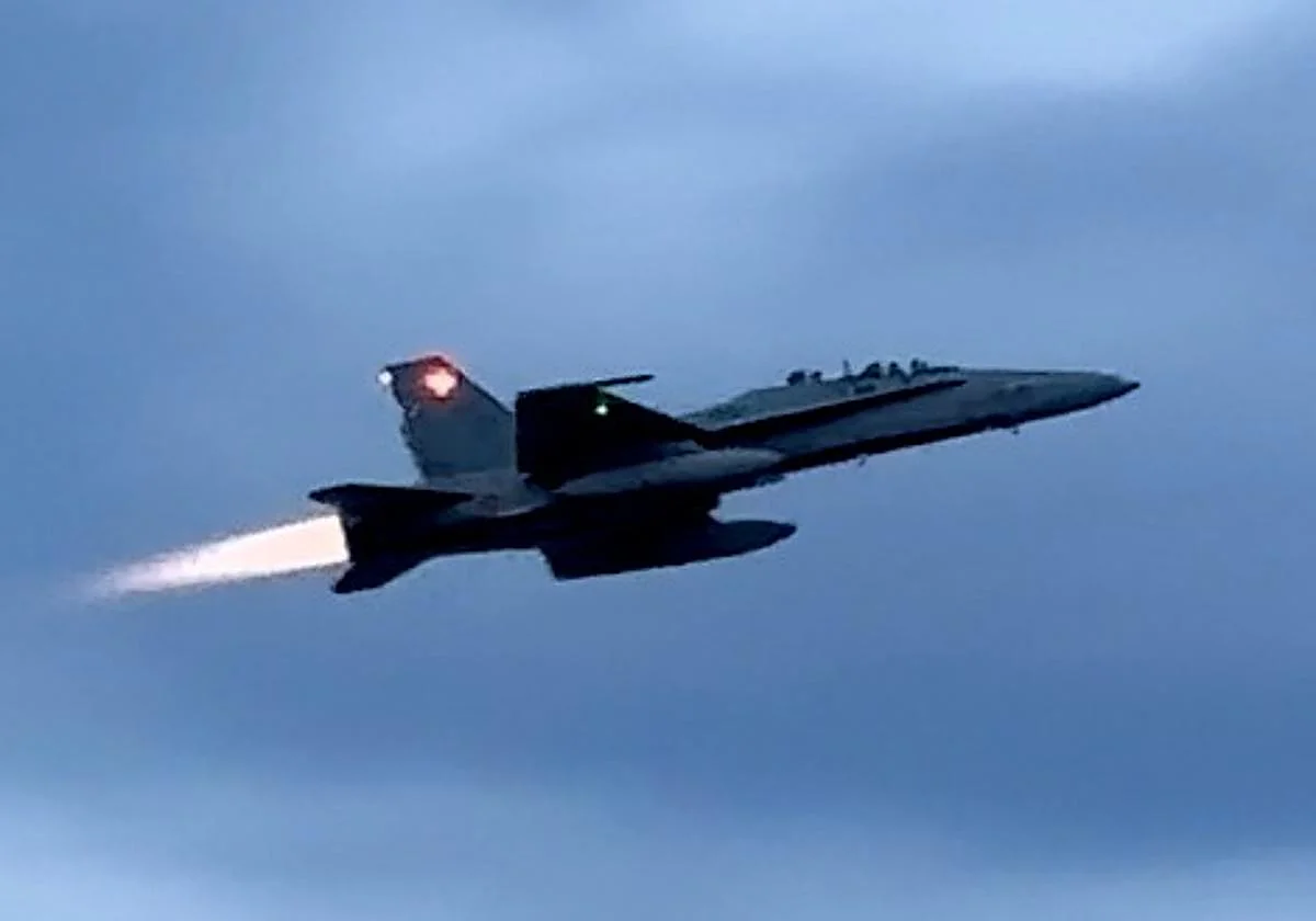 Los futuros pilotos de combate hacen vuelos de entrenamiento en el aeropuerto de Málaga