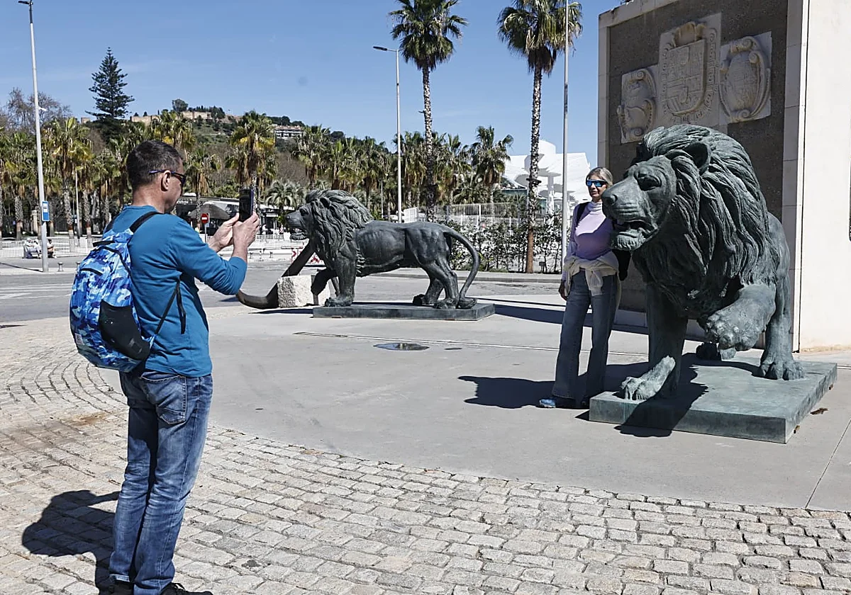 Los leones de Ginés Serrán ya están en el Puerto de Málaga, la avanzadilla de las esculturas de la polémica