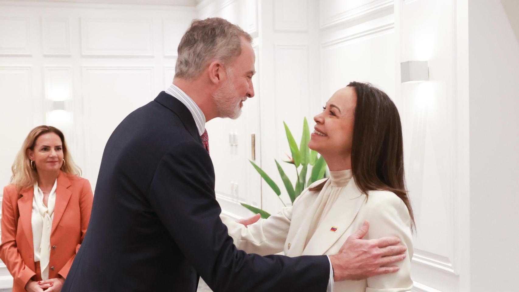 Felipe VI se reúne con la líder opositora venezolana, María Corina Machado, antes de la investidura de Kast en Chile
