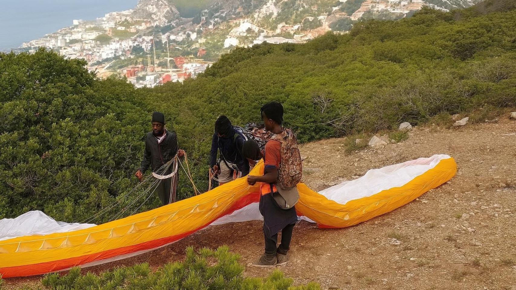 En patera, a nado y ahora en parapente, los inmigrantes ya 'vuelan' a Ceuta y Melilla: "El día de mañana llevarán hachís"