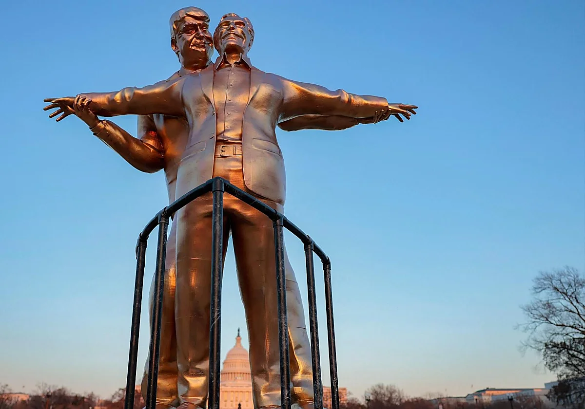 Trump y Epstein recrean la escena del 'Titanic' en una escultura frente al Capitolio