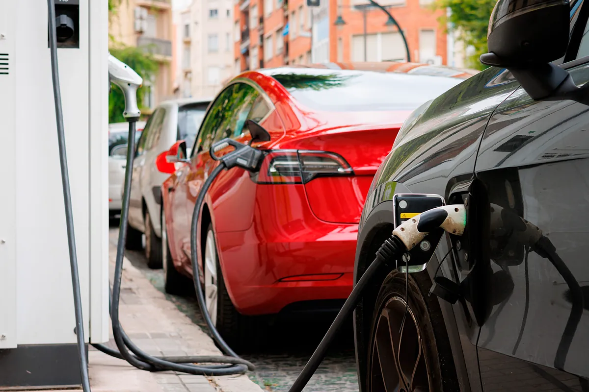 Las ventas de coches eléctricos rozarán las 135.000 unidades en 2026